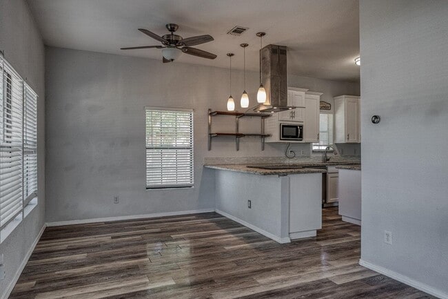 Building Photo - 905 E 3rd St