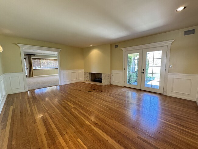 Building Photo - 1232 Longview Dr
