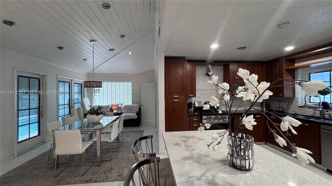 Building Photo - 1332 Van Buren St