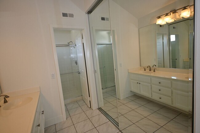 Building Photo - Immaculate 2 story 3 bedroom 2.5 bath house in Laguna Niguel