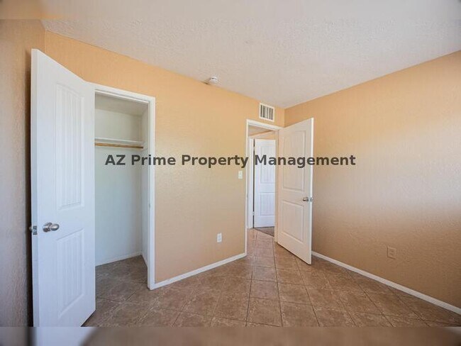 Building Photo - 2130 W Cortez St
