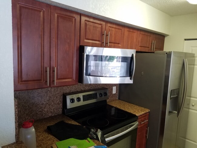 Building Photo - 570 S Park Rd