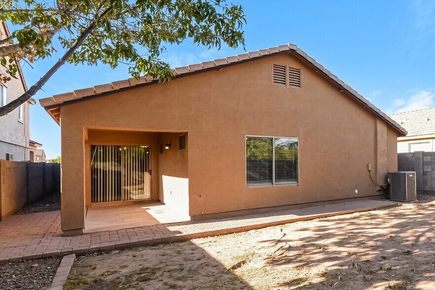 Building Photo - 45828 W Tulip Ln