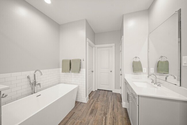 Building Photo - 720 W Donovan St