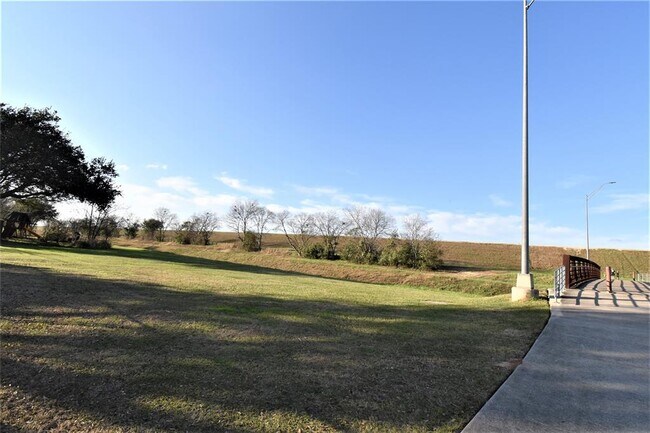 Building Photo - 1323 W Forest Dr