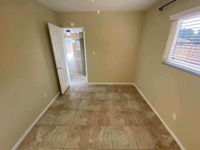 Building Photo - kl303r