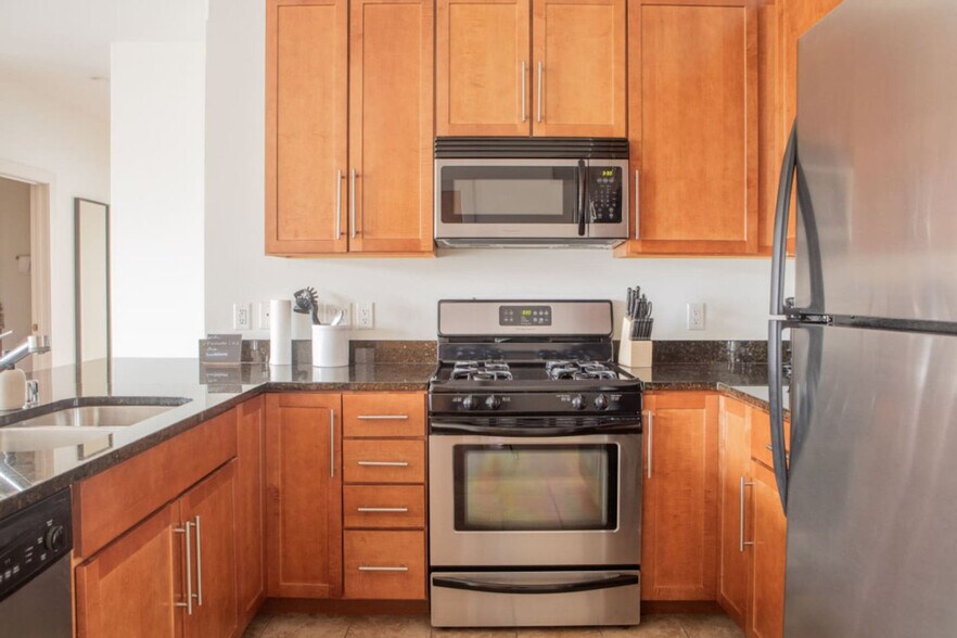 Building Photo - 1040 N Cass St