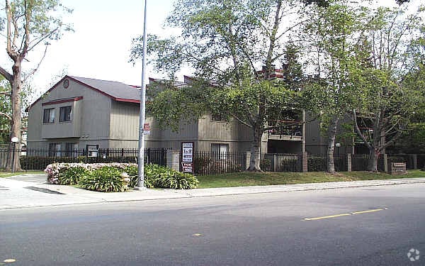 Primary Photo - Stamford Court Apartments