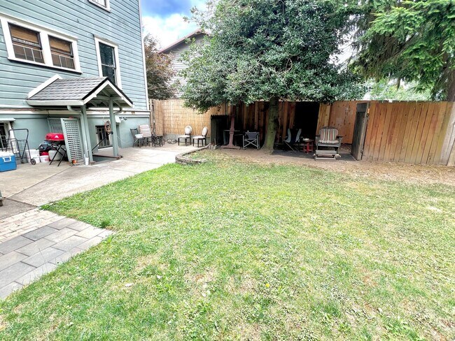 Building Photo - ROSEG01