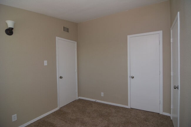 Building Photo - Spacious 2 Bedroom 1 Bath Duplex! Central ...