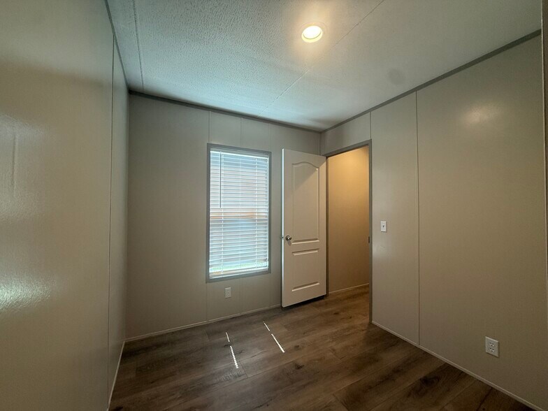 Building Photo - 210 Betty St