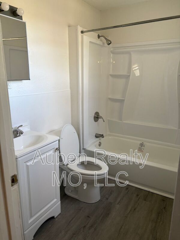 Building Photo - 507 Henrie Ave