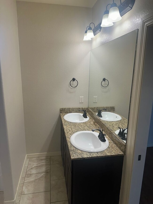 Building Photo - Available for Immediate Move-in!  3 Bedroom, 2 Bathroom, Two-Story Fayetteville Home