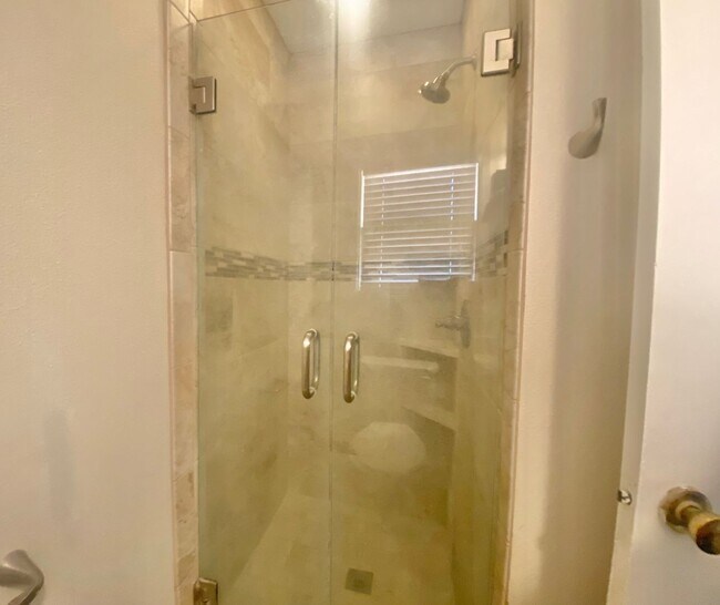 Building Photo - NOW AVAILABLE - Great 3 bedroom 2 bath nea...