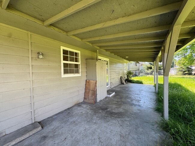 Building Photo - Recently remodeled 2-bedroom, 1-bathroom home