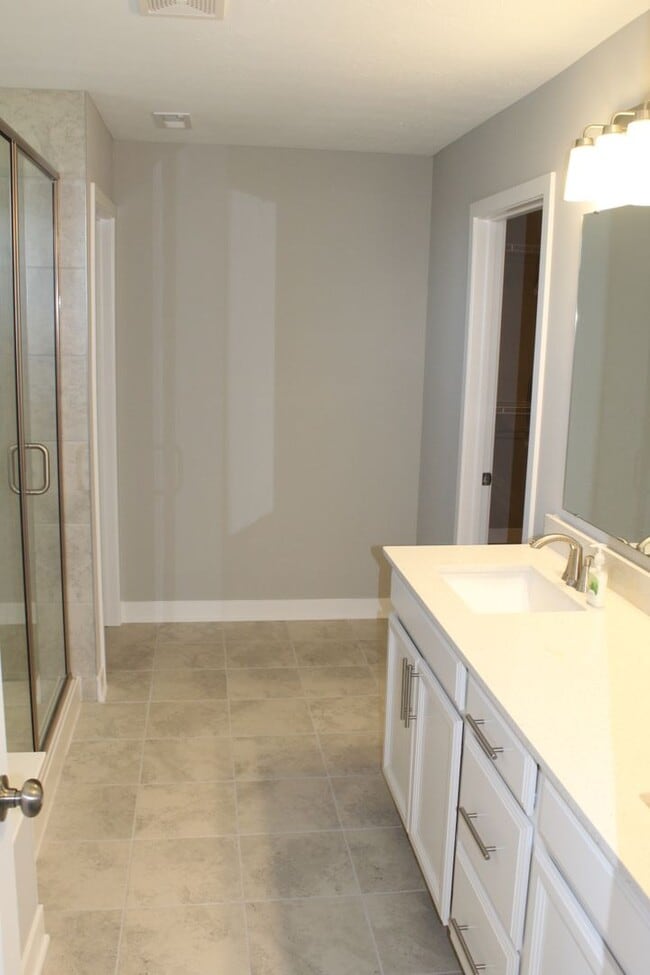 Building Photo - Beautiful Newer 5 BR Home in Brownsburg!