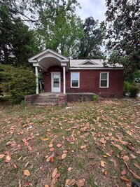Building Photo - Discover this three-bedroom, one-bath single-family home in East Charlotte