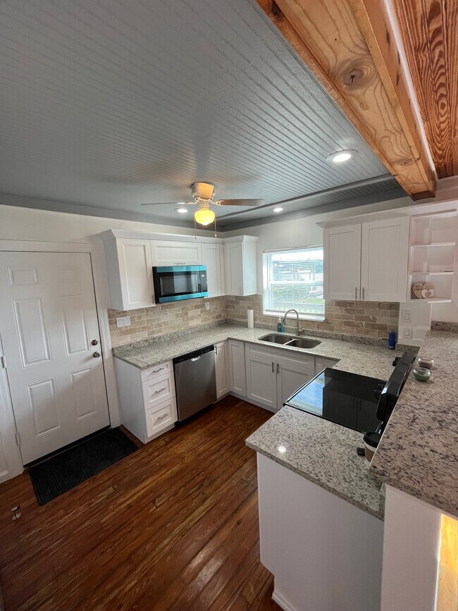 Building Photo - 412 Riverside Dr