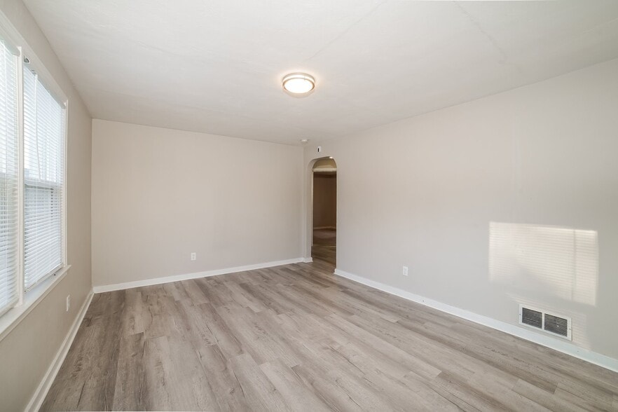 Building Photo - 908 E Maywood Ave