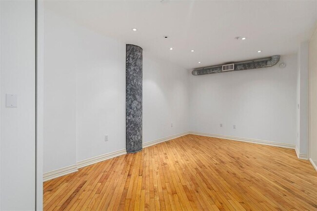Building Photo - 1025 S Shepherd Dr