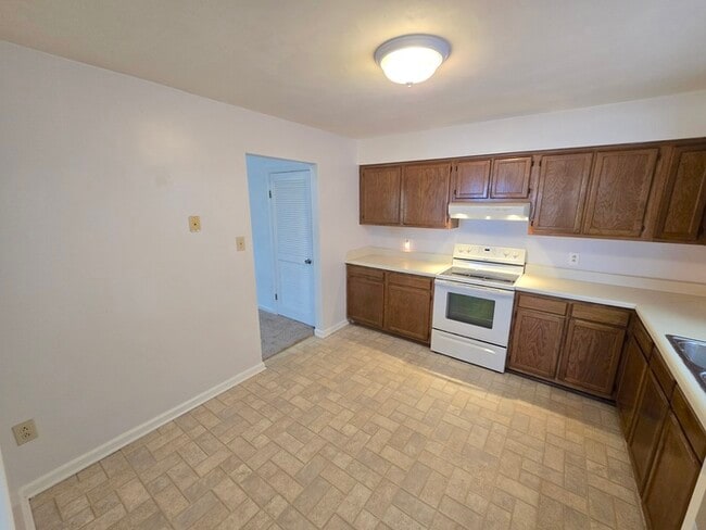 Building Photo - BEAUTIFUL 3-BED, 2-BATH HOME ON THE LAKE I...