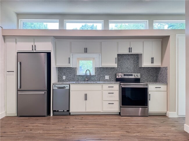 Building Photo - 1111 S Ray Ave