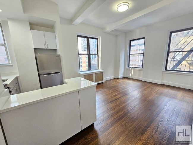 Building Photo - 140 E 46th St