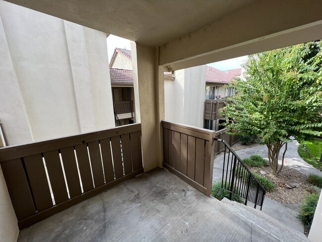 Building Photo - Updated 2 bedroom condo located in a gated...