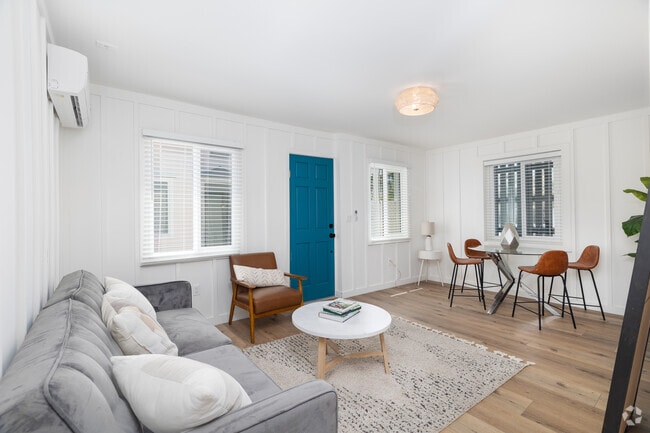 Living Room/Dining Room - 314 N Venice Blvd