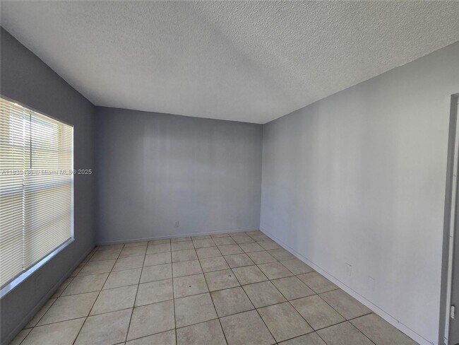 Building Photo - 405 SW 13th Pl