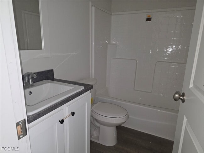 Building Photo - 101 Oak Ln