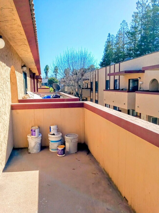 Building Photo - Refurbished 1bd Condo on First Floor With Pool