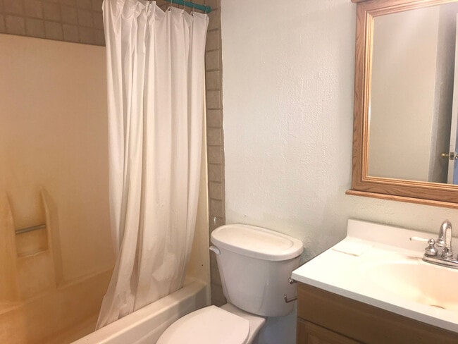 Building Photo - Country Living