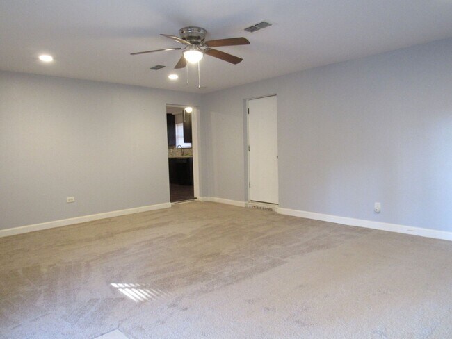 Building Photo - Contact Peggy 501 676 1758