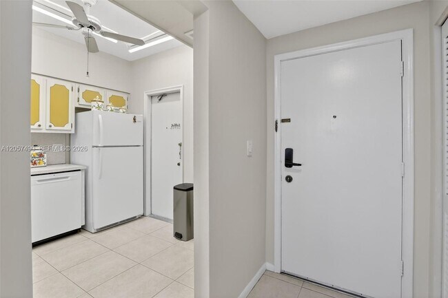 Building Photo - 1817 S Ocean Dr