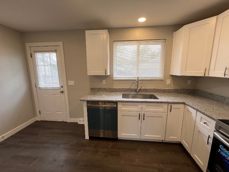 Building Photo - 425 S Oak St