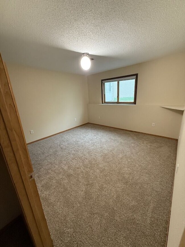 Building Photo - Large 5 bedroom home with updates in quiet neighborhood