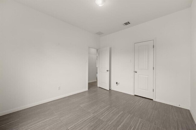 Building Photo - 604 Palmilla St