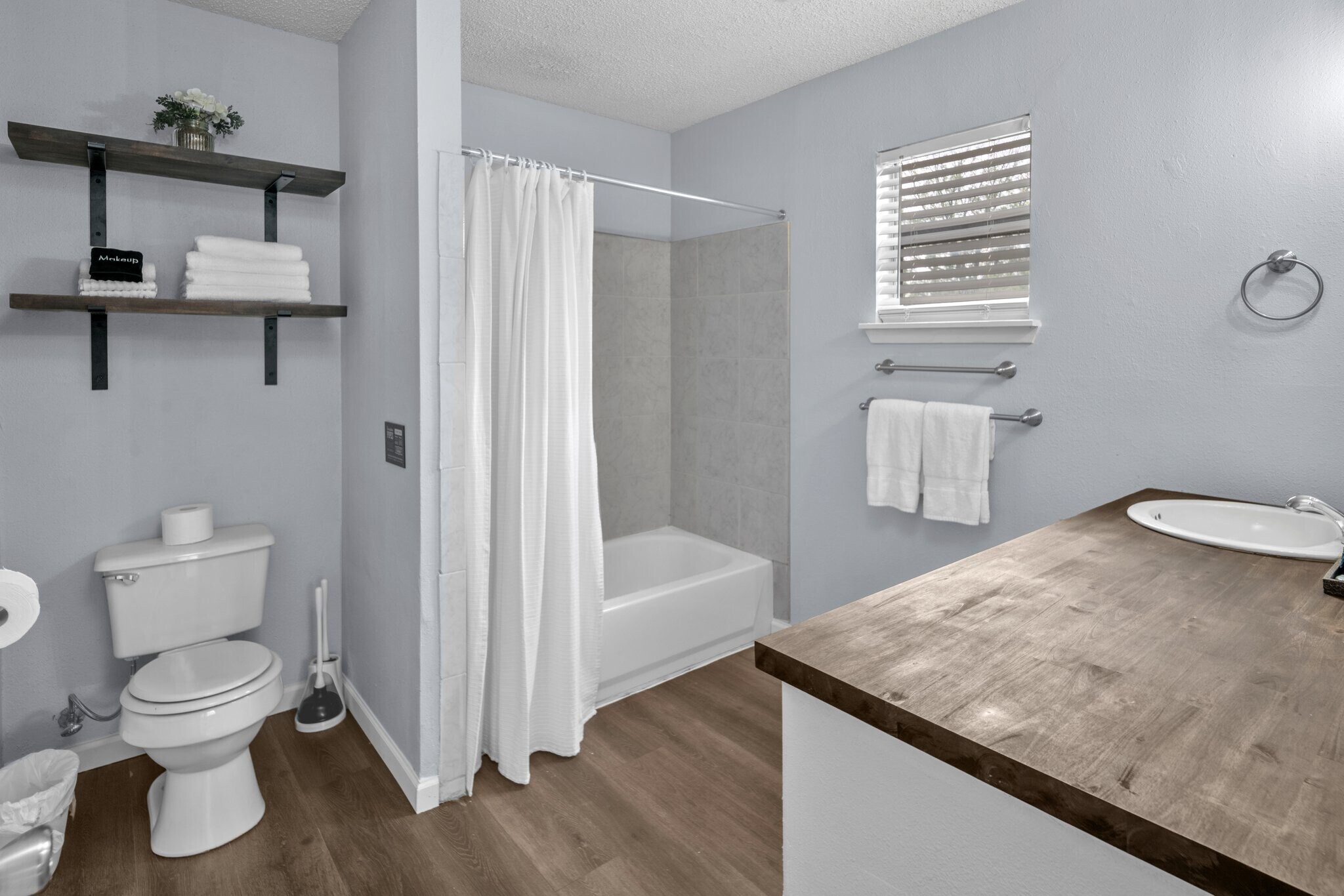 Modern Bath - 1532 Santa Monica St