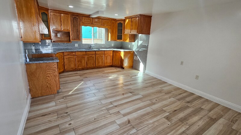 Building Photo - 600 N Willow Ave