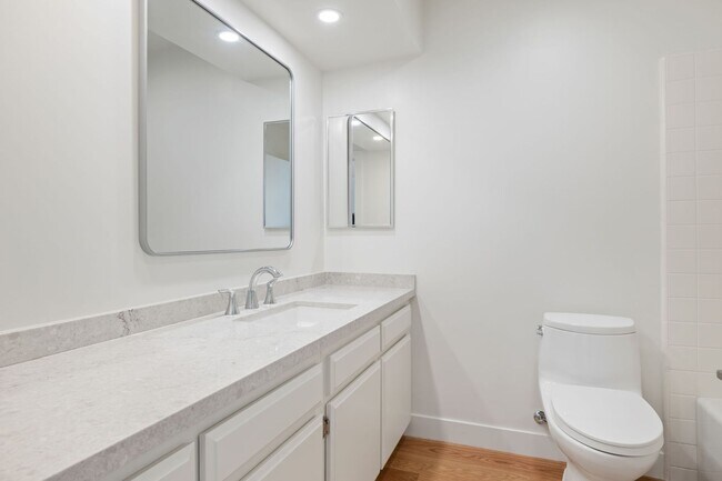 Building Photo - Fully Remodeled 2 Bed, 2 Bath East Beach T...