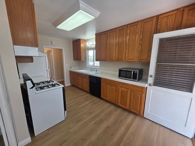 Building Photo - TURNKEY-RENT READY SPACIOUS 2BD/2BA HOME, 2-CAR GARAGE WITH AN AUTOMATIC ROLL-UP DOOR, LARGE COVE...