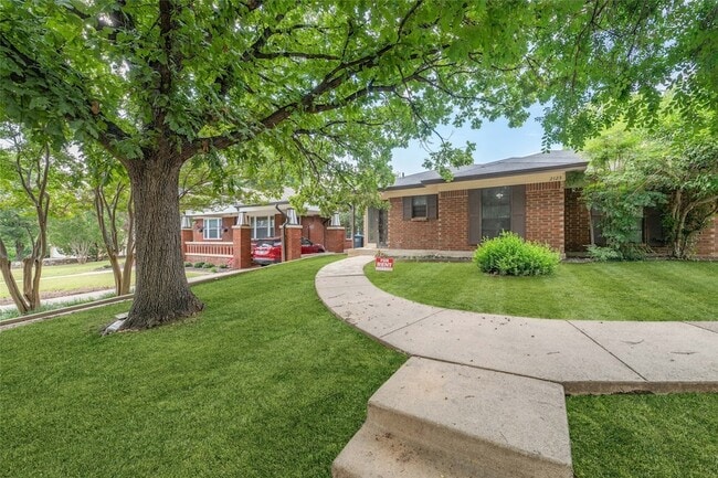 Building Photo - 2123 Mistletoe Ave