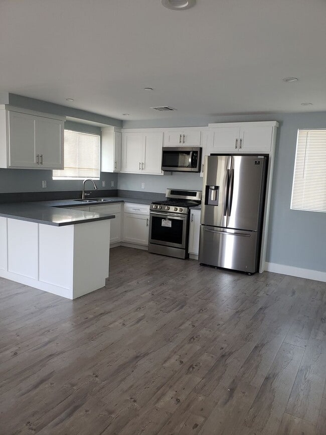 Building Photo - 33(1635)