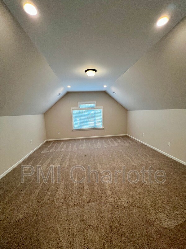 Building Photo - 1135 Overlake Dr