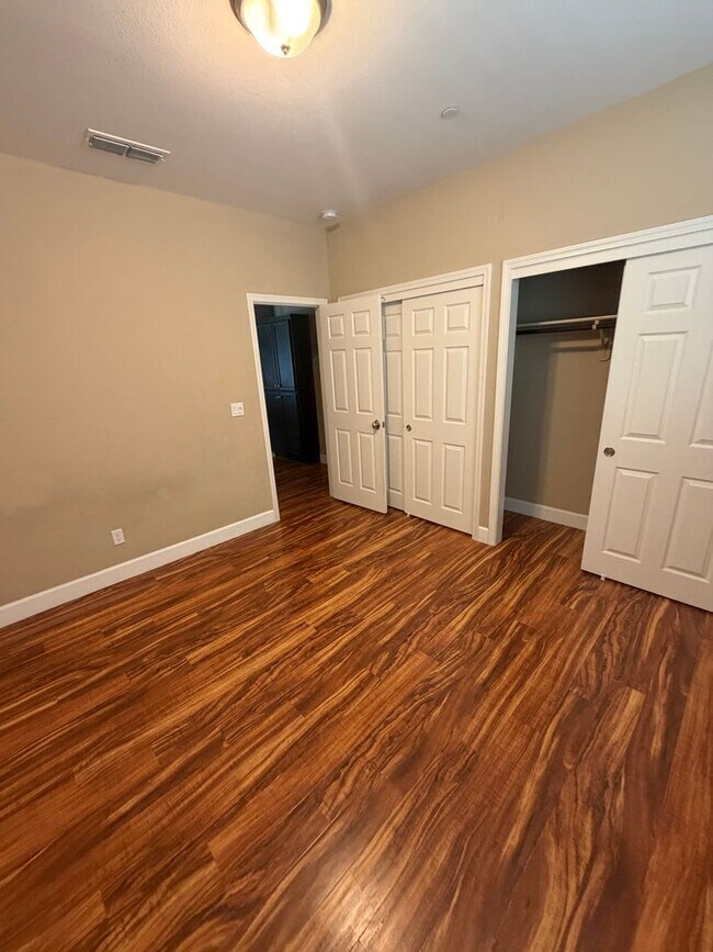 Building Photo - 2487 N Mountainside Dr