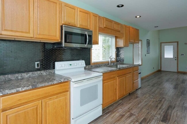 Building Photo - 935 Woodland Beach