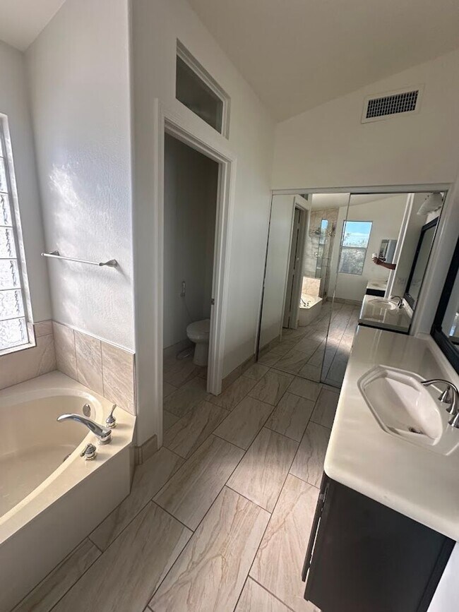 Building Photo - Gorgeous 4 bedroom Scottsdale home with POOL and 3 car garage