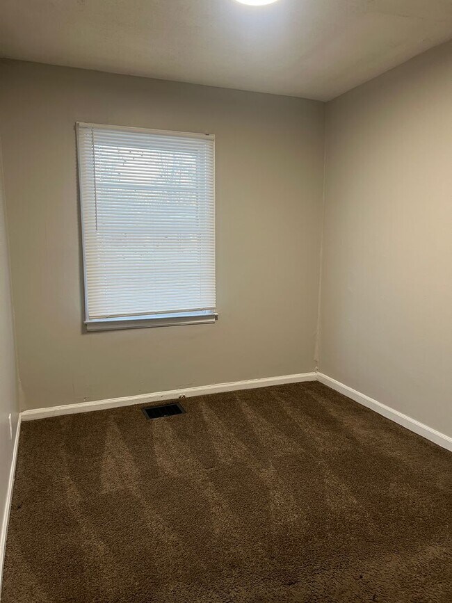 Building Photo - A charming 3 bedroom, 1 bathroom house has been newly remodeled and is ready for you to move in.