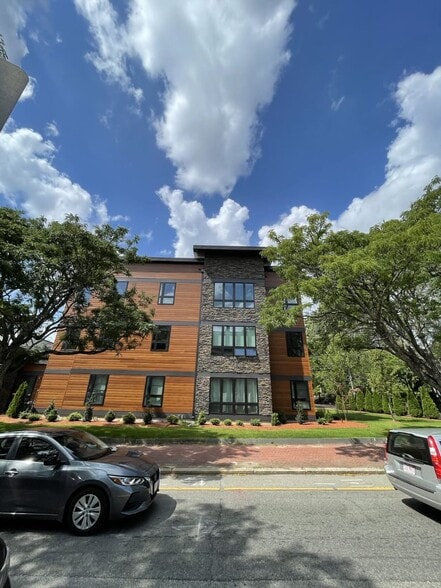 Building Photo - 130 Waterman St